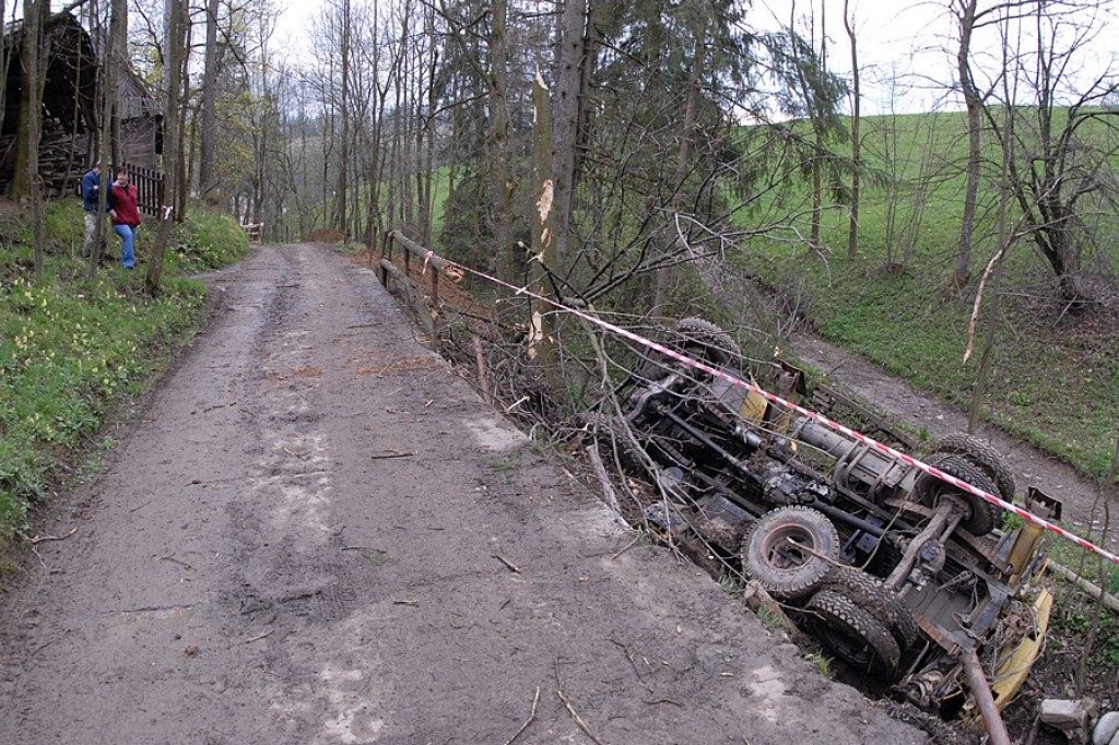 Zawalił się dźwig. Jedna osoba ranna