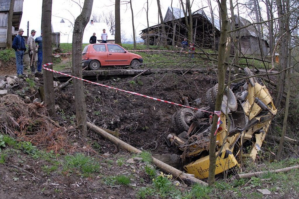 Zawalił się dźwig. Jedna osoba ranna