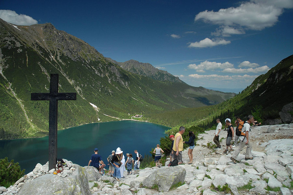 Wakacje: Turyści na górskim szlaku 1