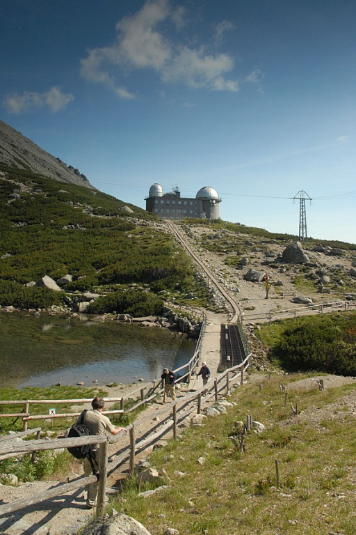 Łomnicki Szczyt (Lomnický štít) i Łomnicki Staw (Skalnaté pleso)