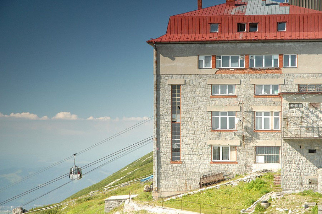 Łomnicki Szczyt (Lomnický štít) i Łomnicki Staw (Skalnaté pleso)