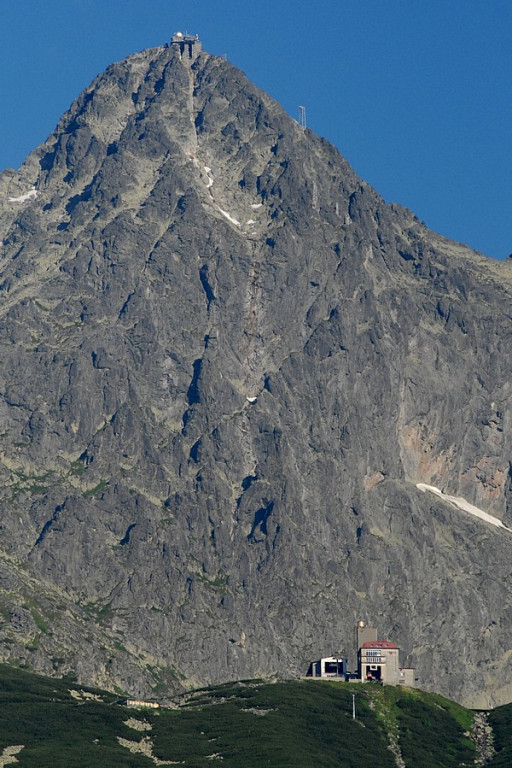 Łomnicki Szczyt (Lomnický štít) i Łomnicki Staw (Skalnaté pleso)