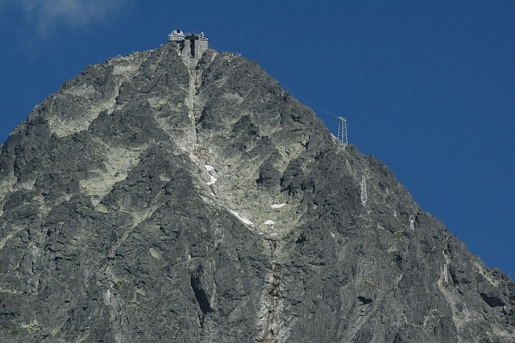Łomnicki Szczyt (Lomnický štít) i Łomnicki Staw (Skalnaté pleso)