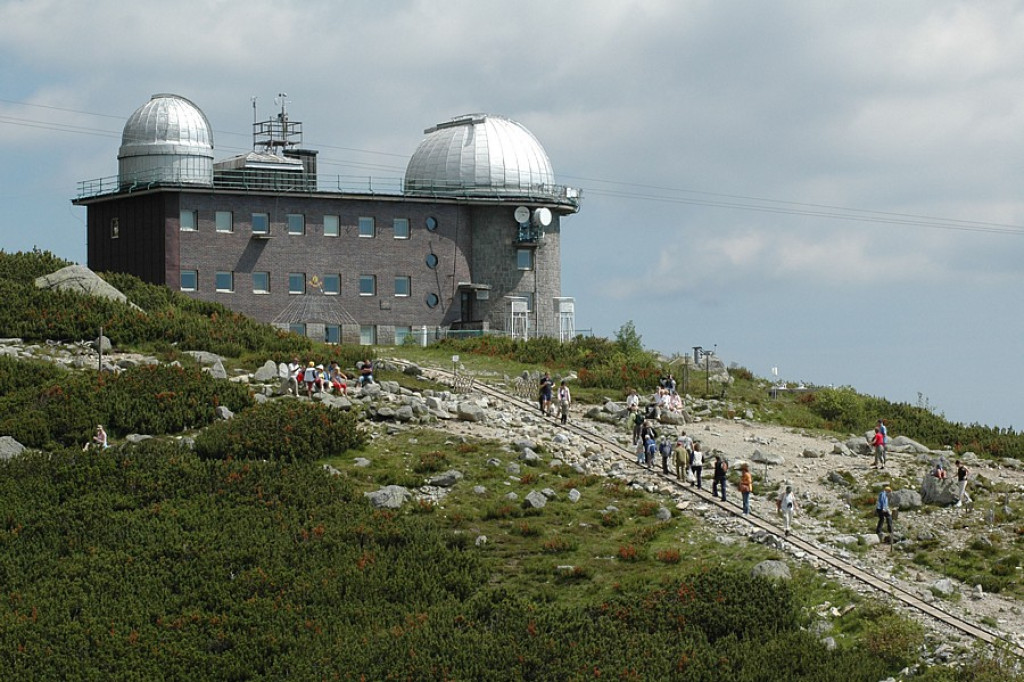 Łomnicki Szczyt (Lomnický štít) i Łomnicki Staw (Skalnaté pleso)
