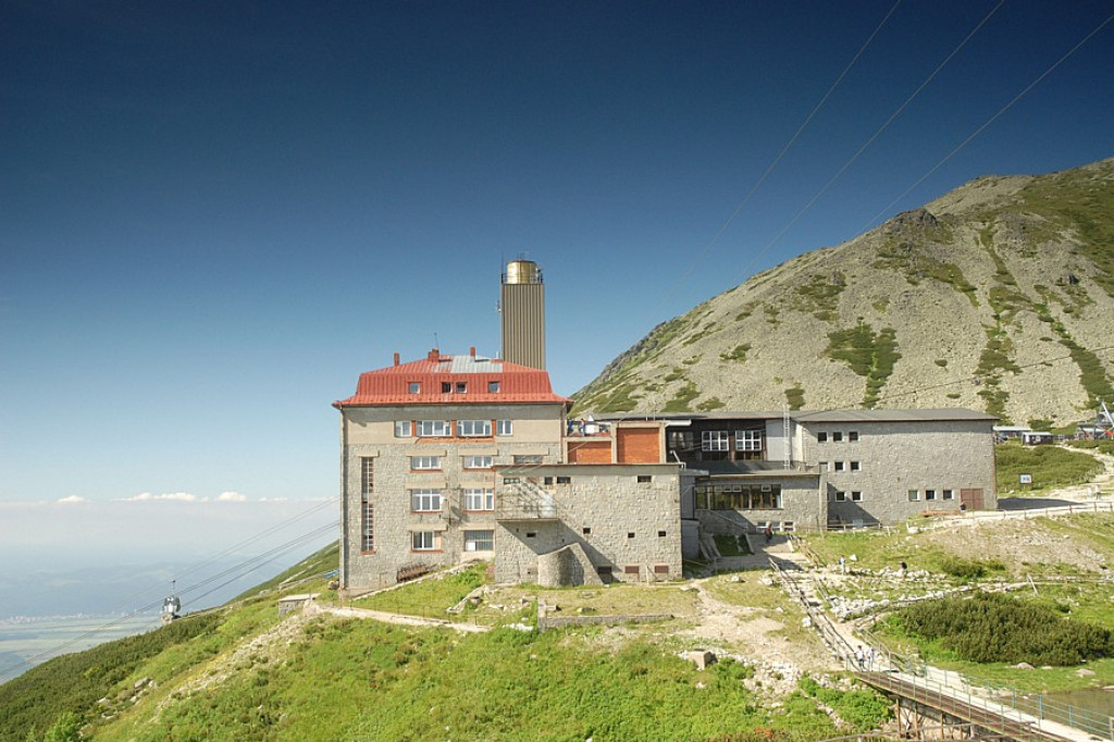 Łomnicki Szczyt (Lomnický štít) i Łomnicki Staw (Skalnaté pleso)