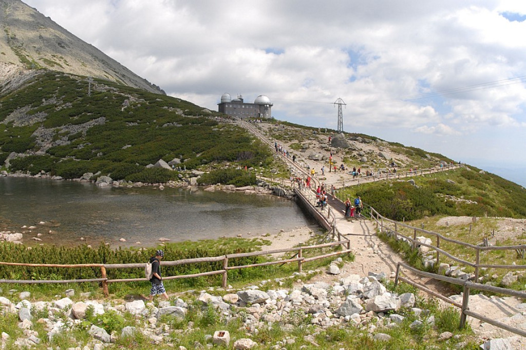 Łomnicki Szczyt (Lomnický štít) i Łomnicki Staw (Skalnaté pleso)