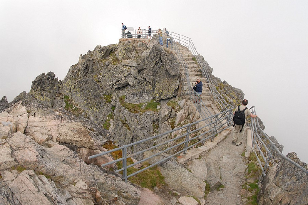 Łomnicki Szczyt (Lomnický štít) i Łomnicki Staw (Skalnaté pleso)