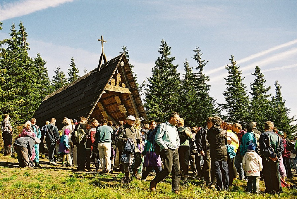 Wakacje: Turyści na górskim szlaku 4