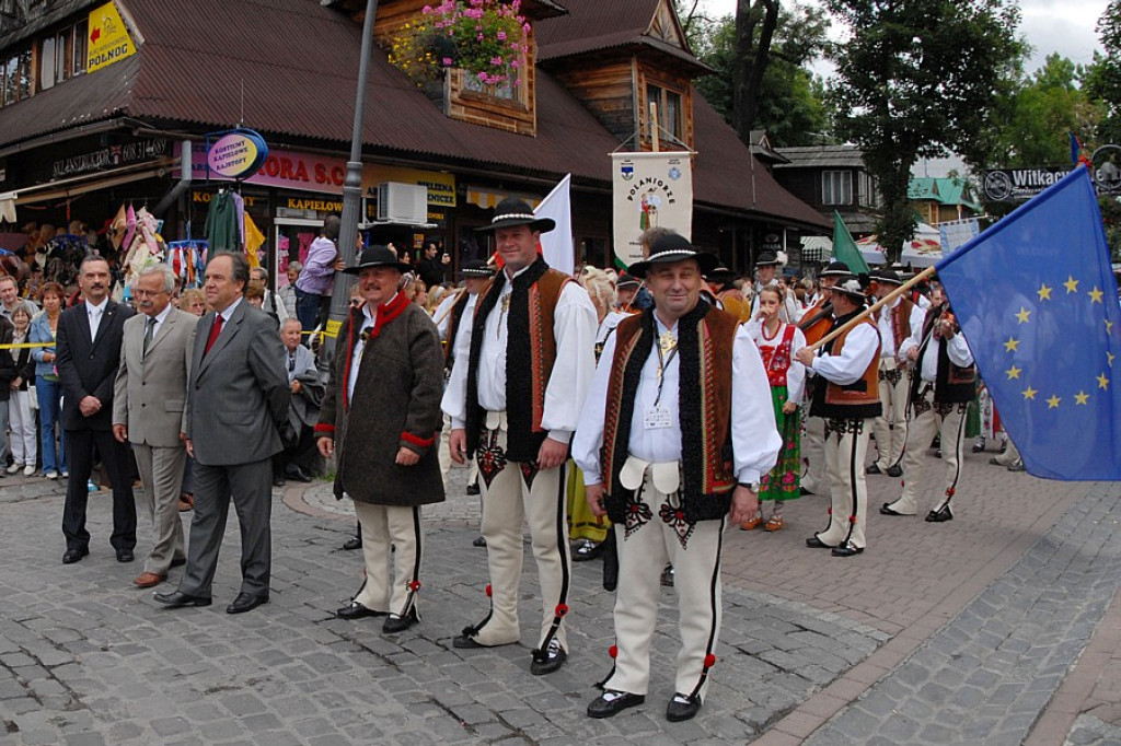 Parada z okazji XL Międzynarodowego Festiwali Folkloru Ziem Górskich