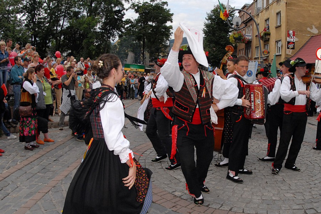 Parada z okazji XL Międzynarodowego Festiwali Folkloru Ziem Górskich