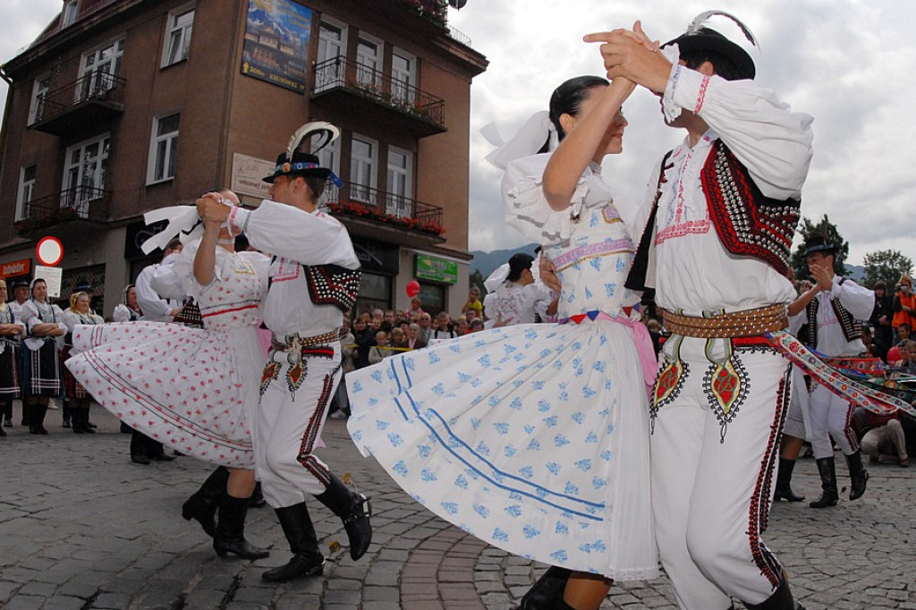 Parada z okazji XL Międzynarodowego Festiwali Folkloru Ziem Górskich