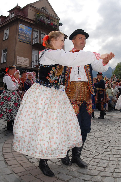 Parada z okazji XL Międzynarodowego Festiwali Folkloru Ziem Górskich