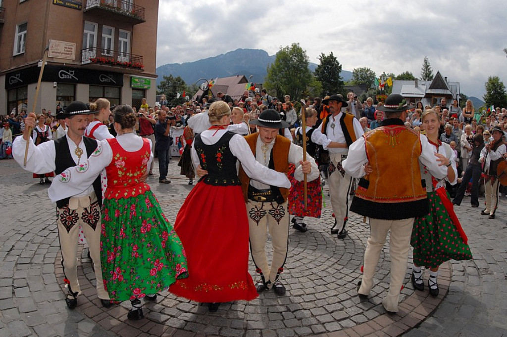 Parada z okazji XL Międzynarodowego Festiwali Folkloru Ziem Górskich