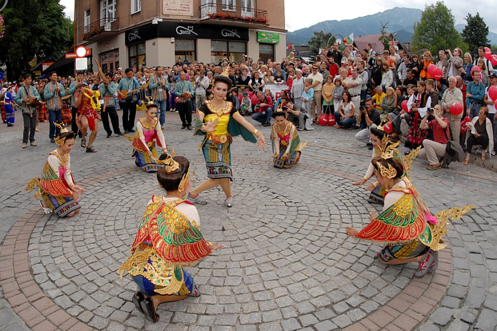 Parada z okazji XL Międzynarodowego Festiwali Folkloru Ziem Górskich