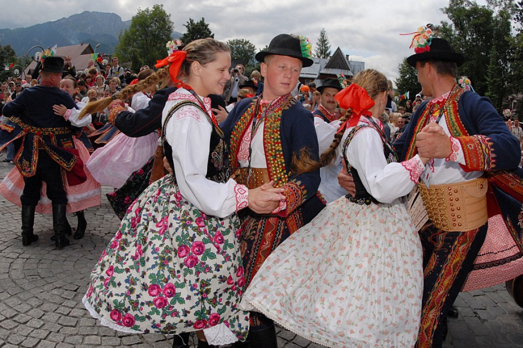 Parada z okazji XL Międzynarodowego Festiwali Folkloru Ziem Górskich