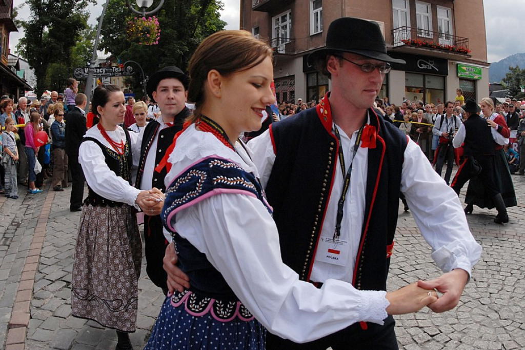 Parada z okazji XL Międzynarodowego Festiwali Folkloru Ziem Górskich