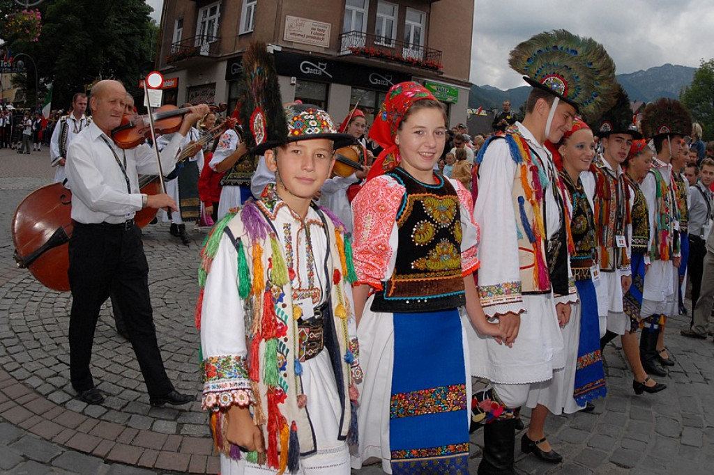 Parada z okazji XL Międzynarodowego Festiwali Folkloru Ziem Górskich