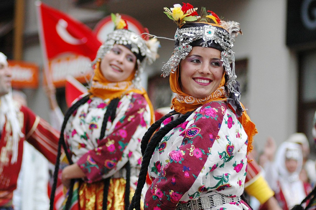 Parada z okazji XL Międzynarodowego Festiwali Folkloru Ziem Górskich