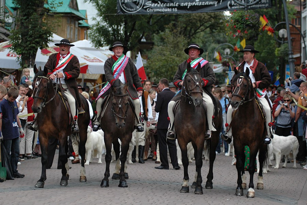 Parada z okazji XL Międzynarodowego Festiwali Folkloru Ziem Górskich