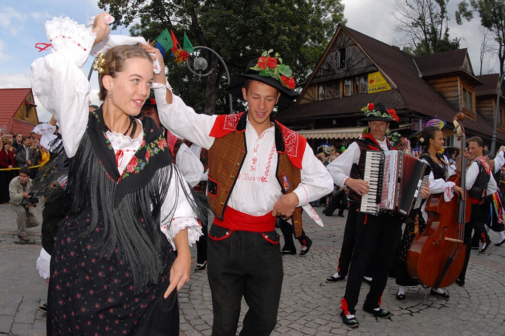 Parada z okazji XL Międzynarodowego Festiwali Folkloru Ziem Górskich