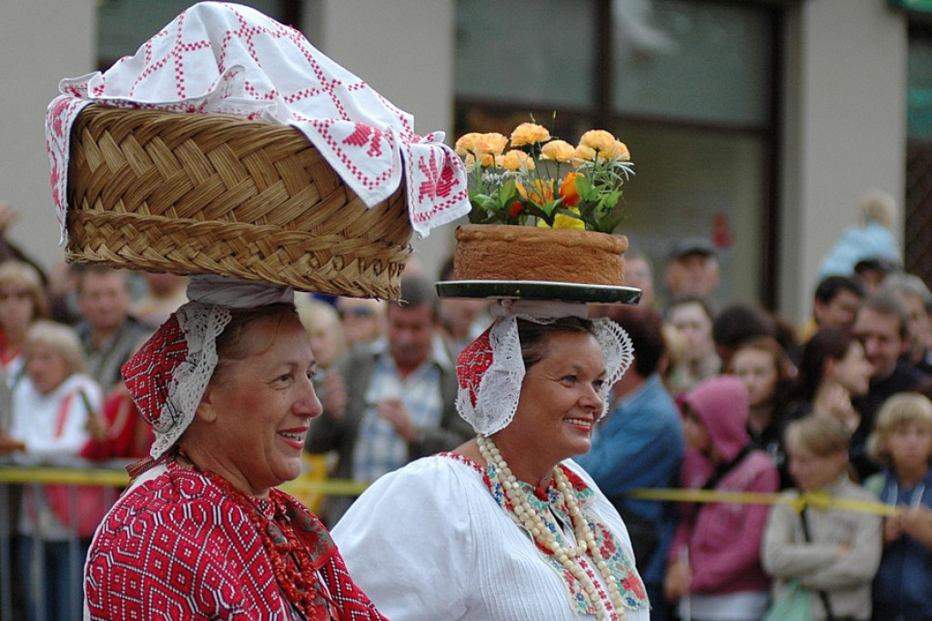 Parada z okazji XL Międzynarodowego Festiwali Folkloru Ziem Górskich
