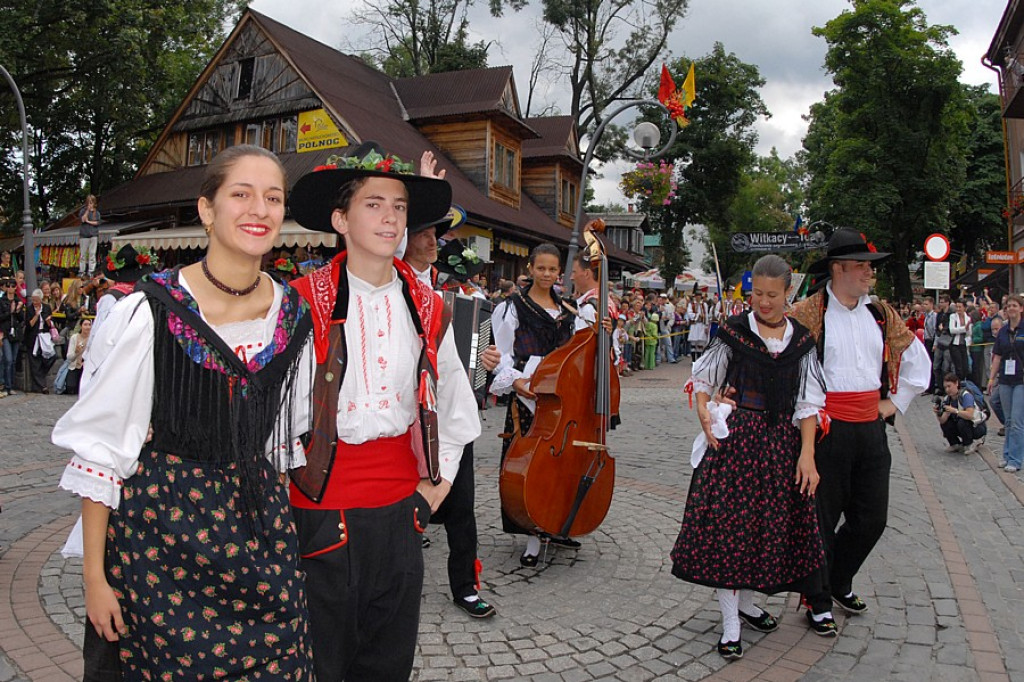 Parada z okazji XL Międzynarodowego Festiwali Folkloru Ziem Górskich