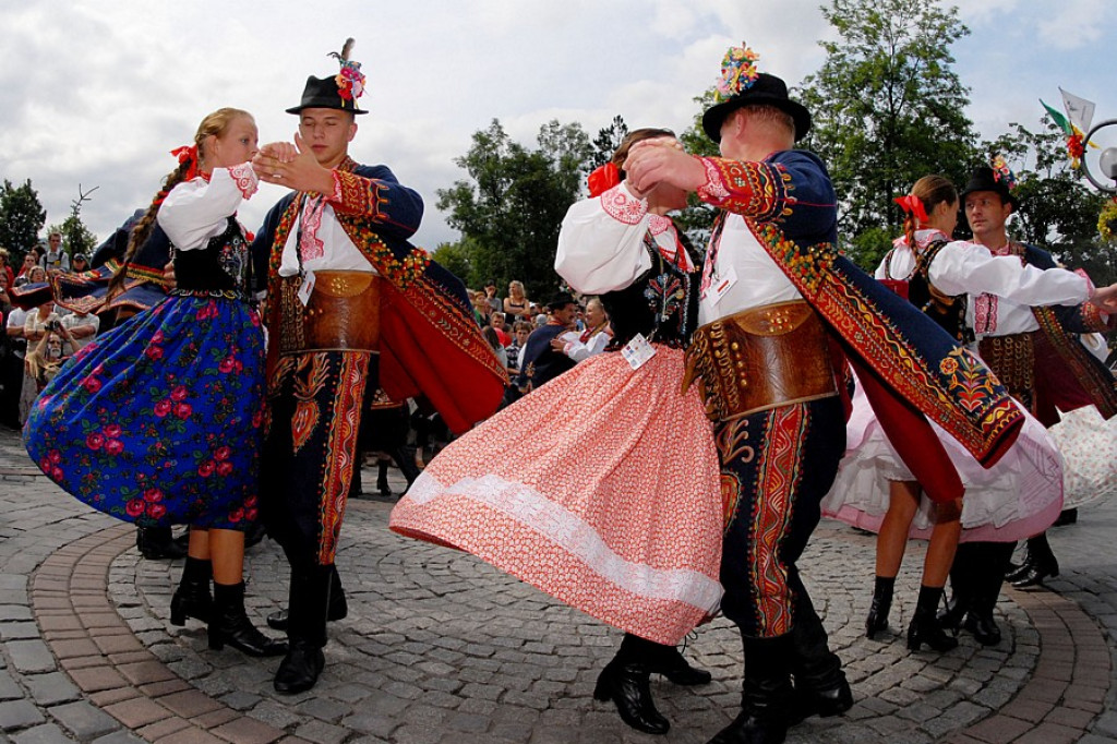 Parada z okazji XL Międzynarodowego Festiwali Folkloru Ziem Górskich