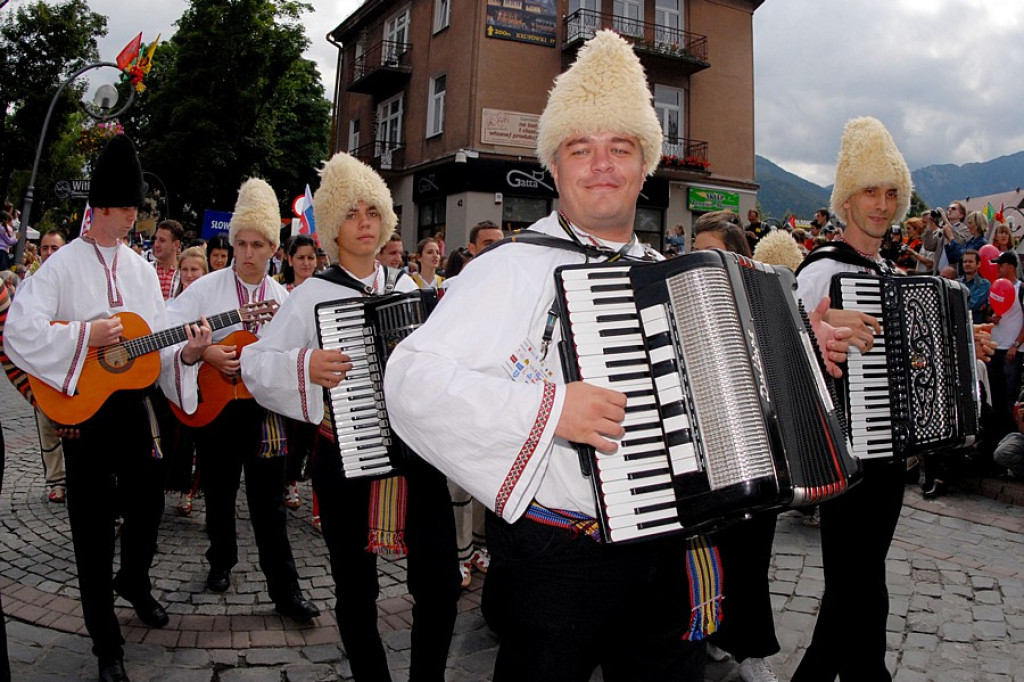 Parada z okazji XL Międzynarodowego Festiwali Folkloru Ziem Górskich