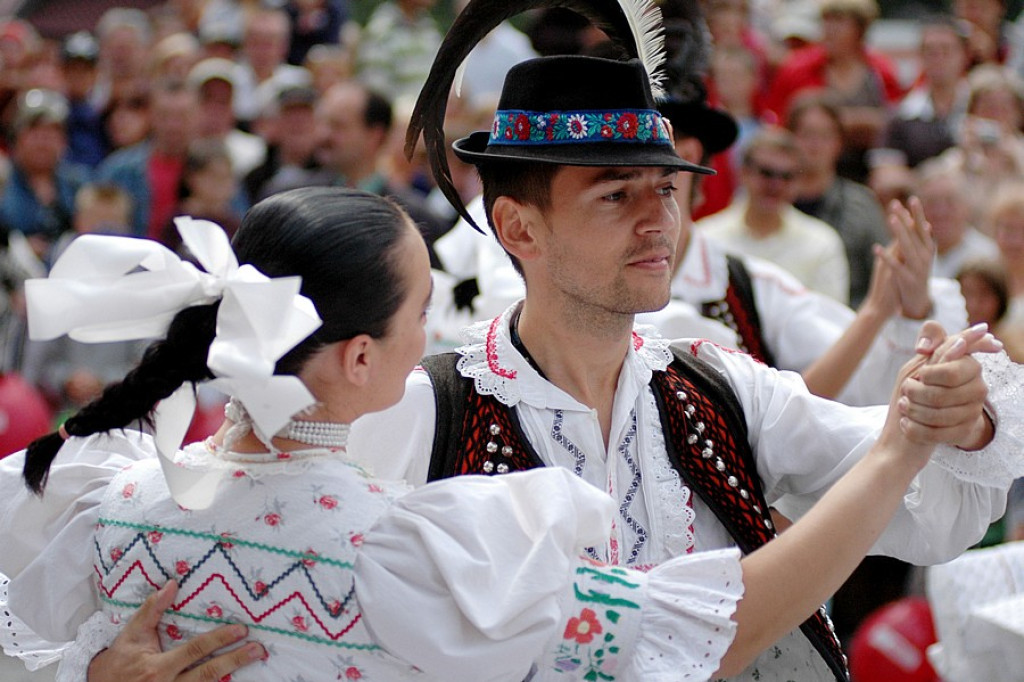 Parada z okazji XL Międzynarodowego Festiwali Folkloru Ziem Górskich