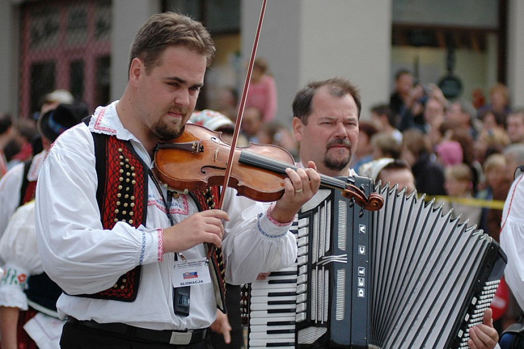 Parada z okazji XL Międzynarodowego Festiwali Folkloru Ziem Górskich