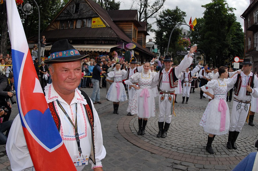 Parada z okazji XL Międzynarodowego Festiwali Folkloru Ziem Górskich