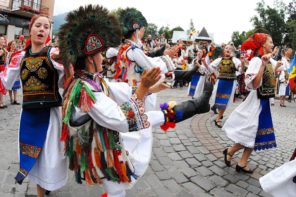 Parada z okazji XL Międzynarodowego Festiwali Folkloru Ziem Górskich