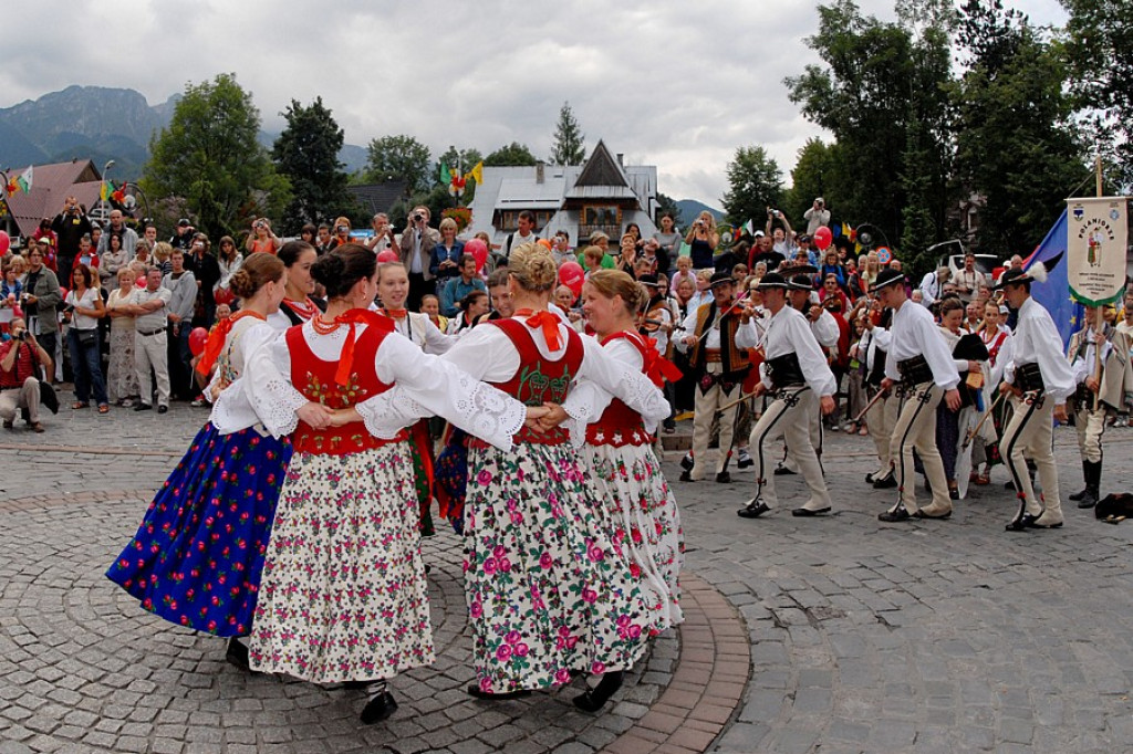 Parada z okazji XL Międzynarodowego Festiwali Folkloru Ziem Górskich