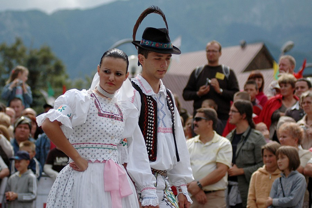 Parada z okazji XL Międzynarodowego Festiwali Folkloru Ziem Górskich