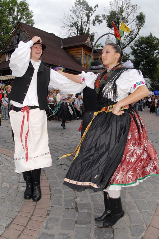 Parada z okazji XL Międzynarodowego Festiwali Folkloru Ziem Górskich