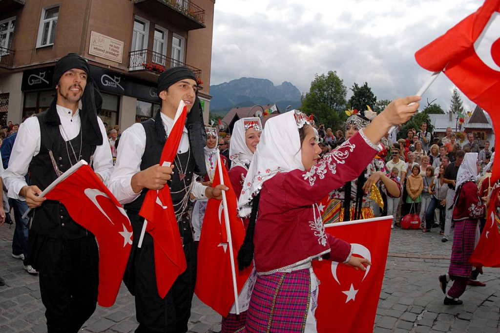 Parada z okazji XL Międzynarodowego Festiwali Folkloru Ziem Górskich