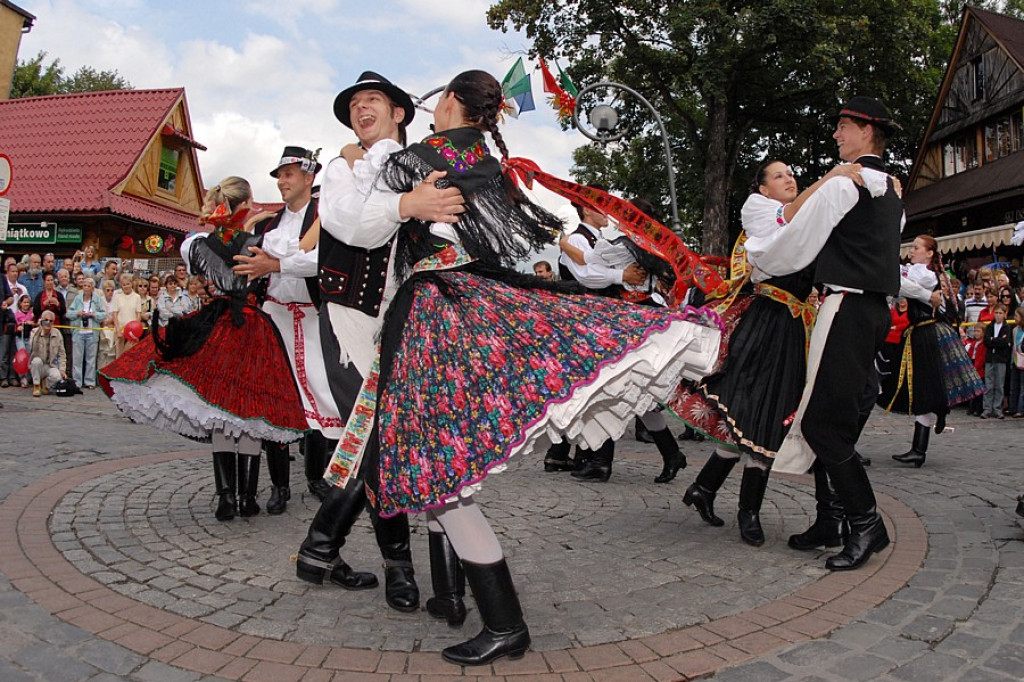Parada z okazji XL Międzynarodowego Festiwali Folkloru Ziem Górskich