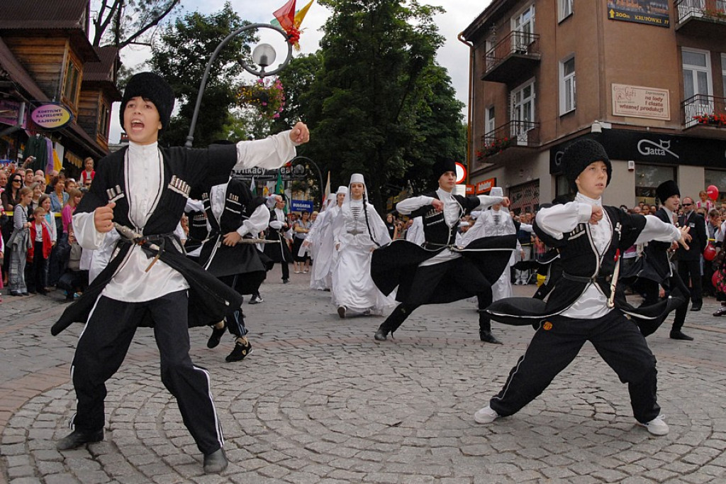 Parada z okazji XL Międzynarodowego Festiwali Folkloru Ziem Górskich