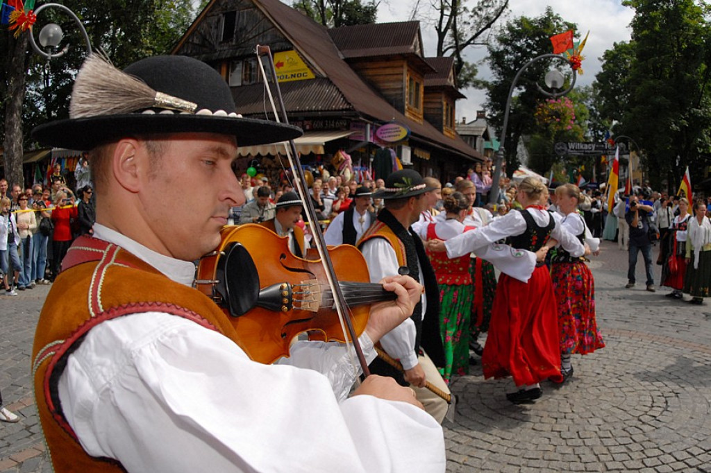 Parada z okazji XL Międzynarodowego Festiwali Folkloru Ziem Górskich
