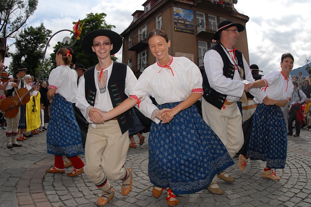 Parada z okazji XL Międzynarodowego Festiwali Folkloru Ziem Górskich