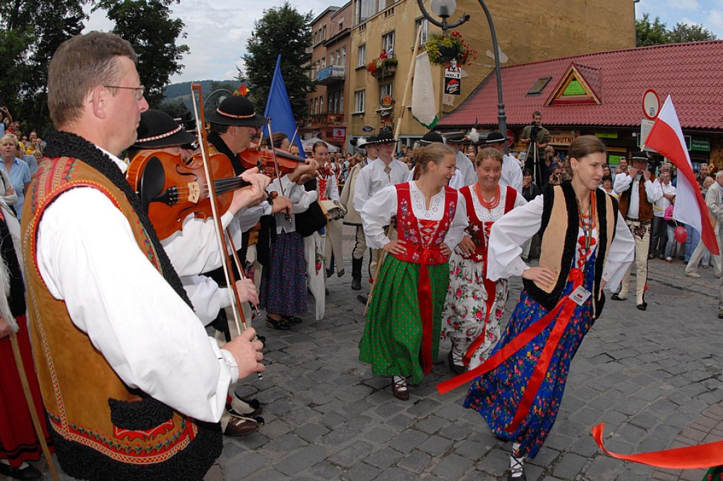 Parada z okazji XL Międzynarodowego Festiwali Folkloru Ziem Górskich