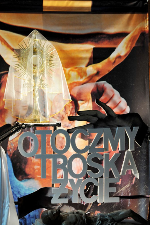 Wielki Piątek: Czuwanie przy grobach Chrystusa