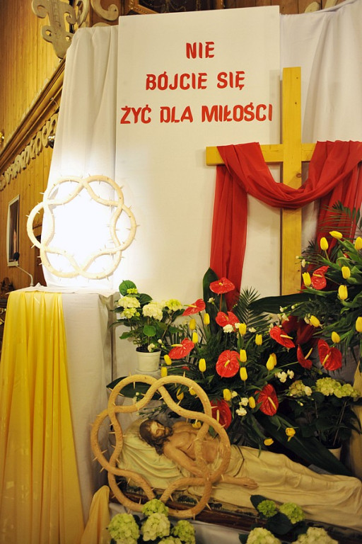 Wielki Piątek: Czuwanie przy grobach Chrystusa