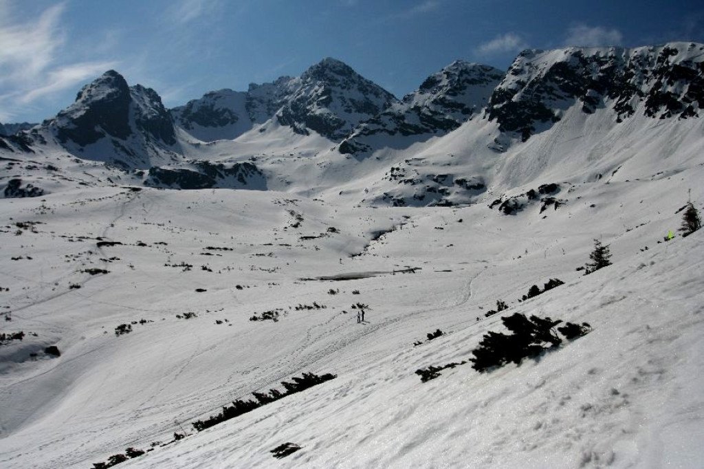 Śnieg, turyści i Czarny Staw