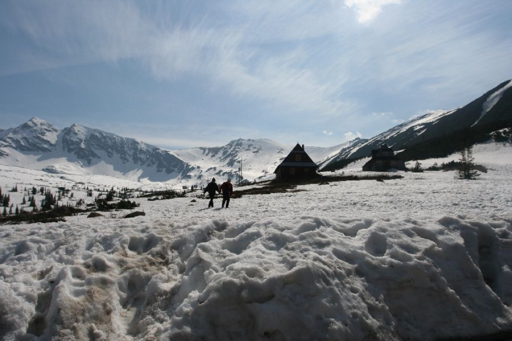 Śnieg, turyści i Czarny Staw