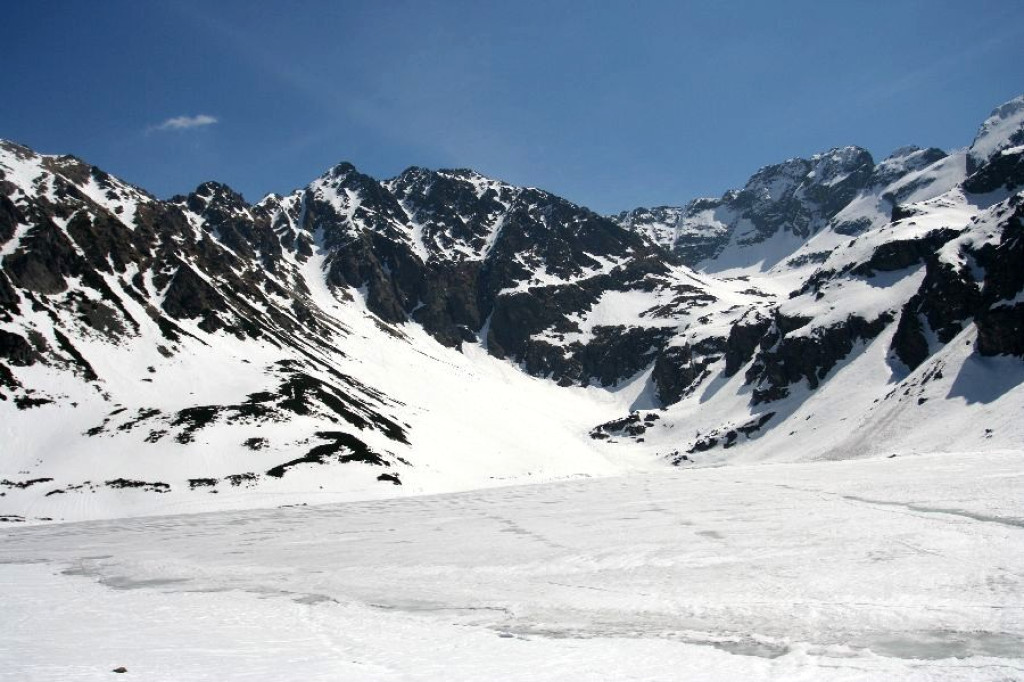 Śnieg, turyści i Czarny Staw