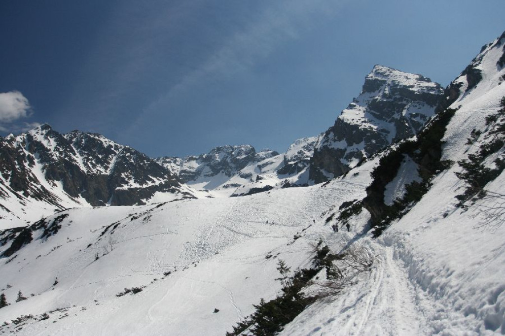 Śnieg, turyści i Czarny Staw