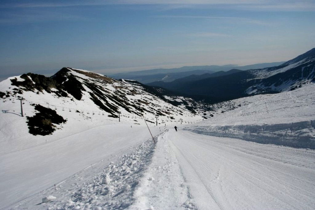 Śnieg, turyści i Czarny Staw