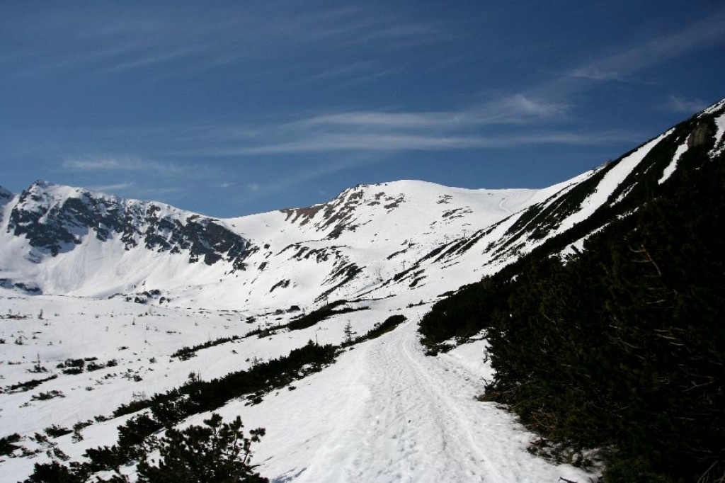Śnieg, turyści i Czarny Staw