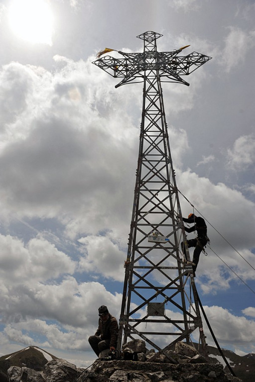Giewont: trwają prace przy modernizacji krzyża